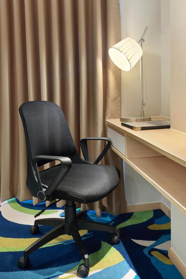 Holiday Inn Express Jakarta Wahid Hasyim By Ihg Exterior foto