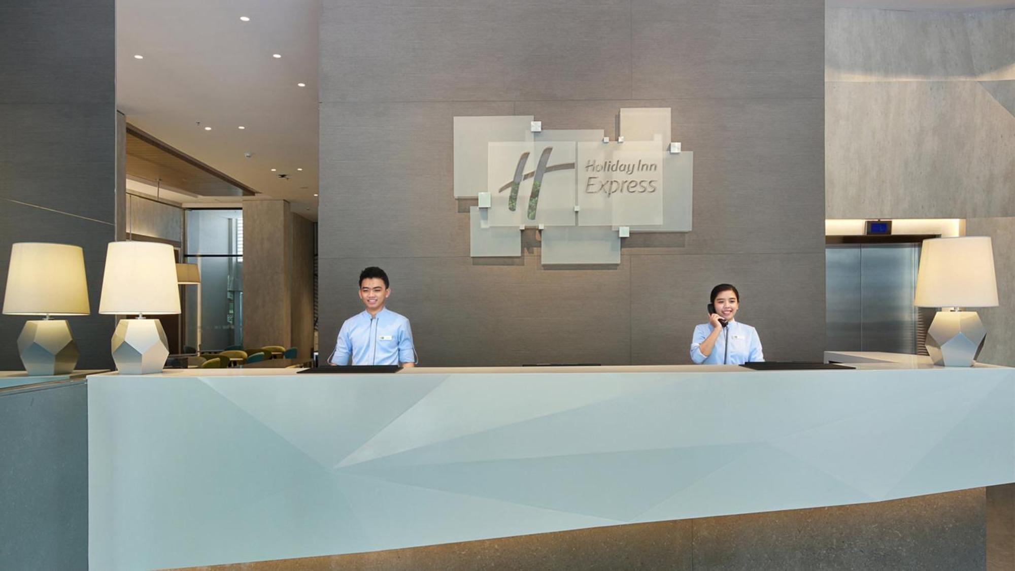 Holiday Inn Express Jakarta Wahid Hasyim By Ihg Exterior foto