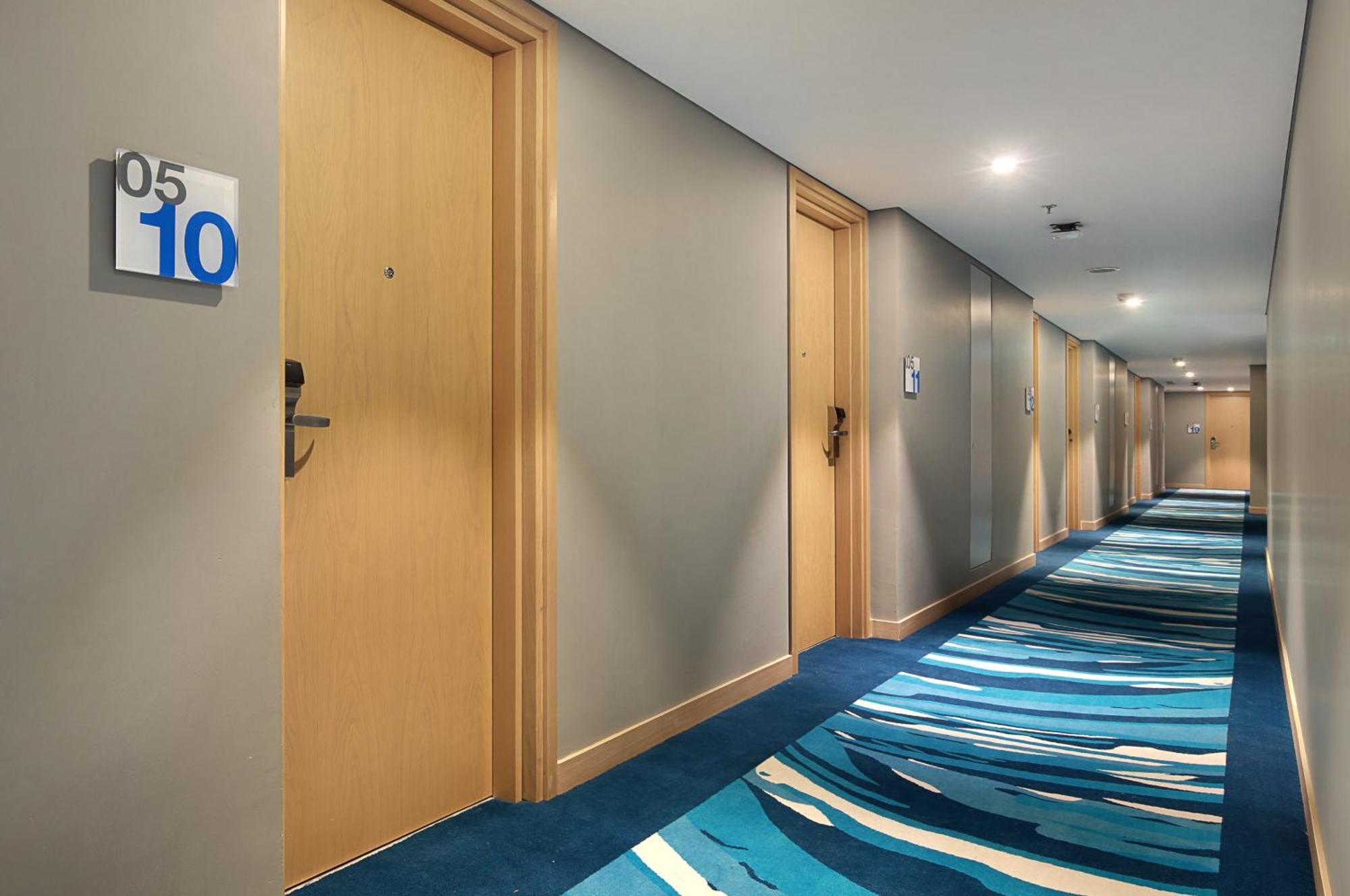 Holiday Inn Express Jakarta Wahid Hasyim By Ihg Exterior foto