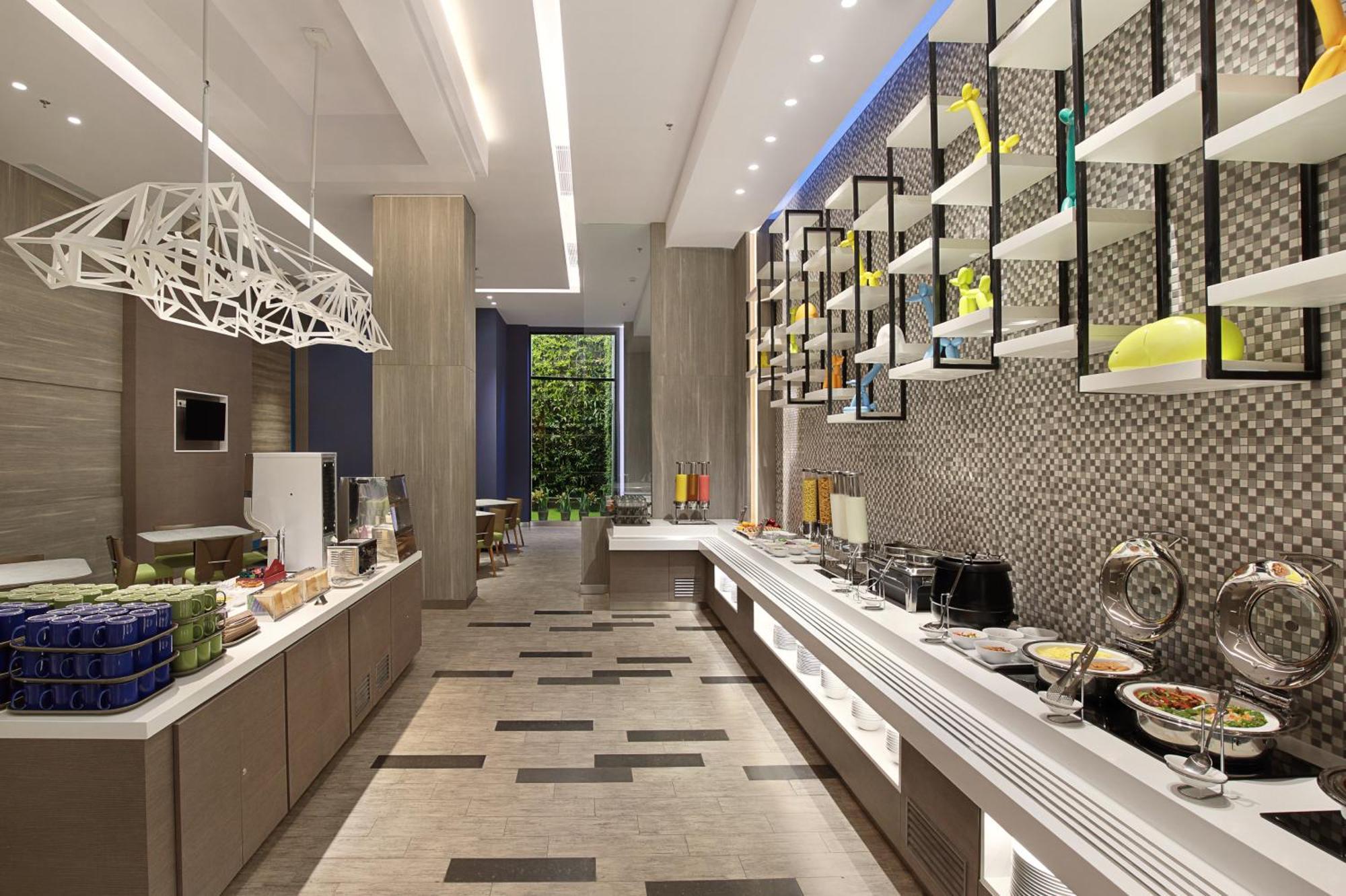 Holiday Inn Express Jakarta Wahid Hasyim By Ihg Exterior foto