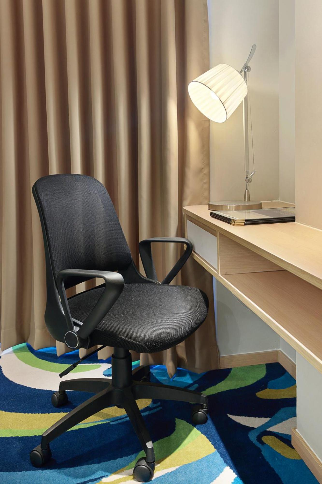 Holiday Inn Express Jakarta Wahid Hasyim By Ihg Exterior foto
