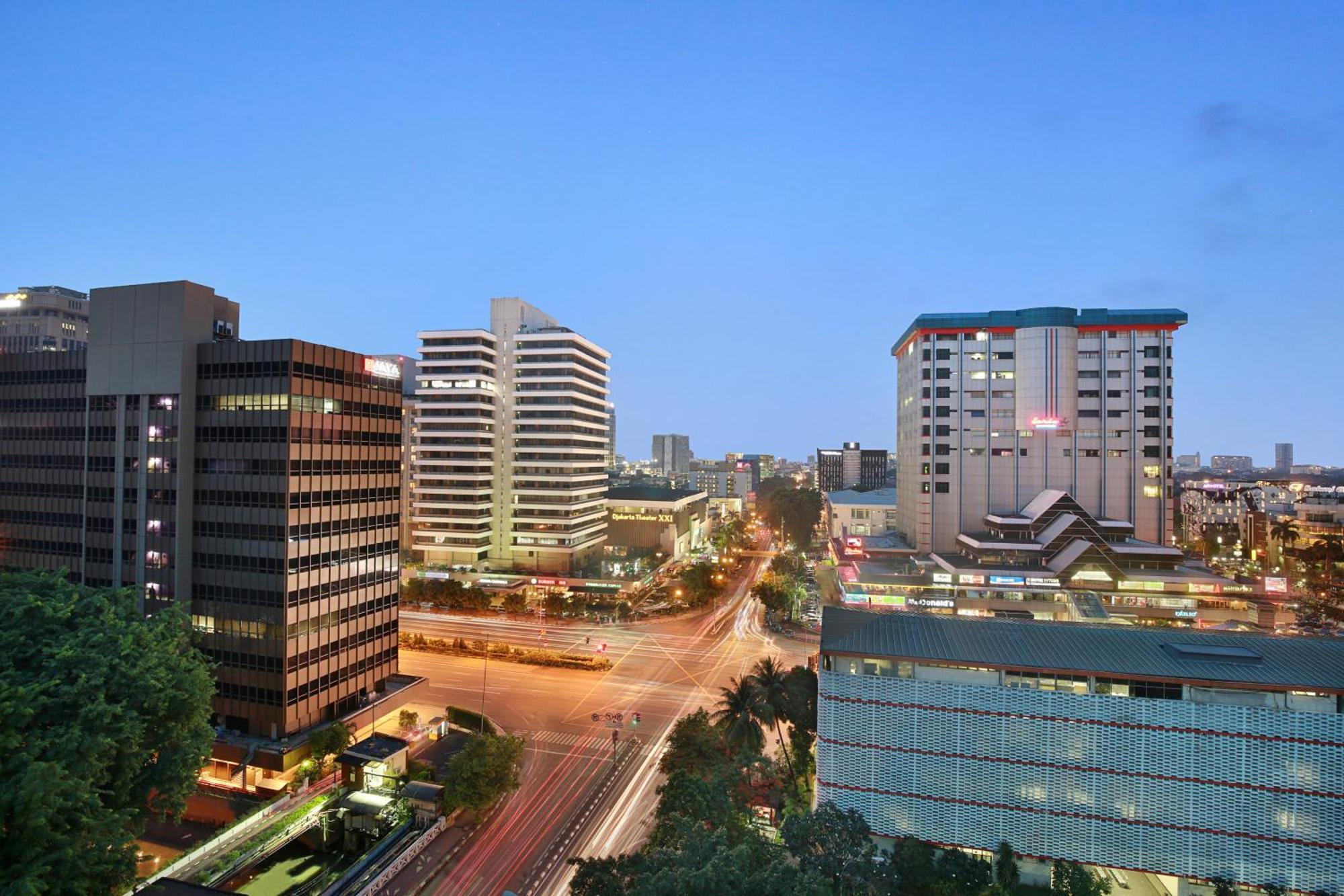 Holiday Inn Express Jakarta Wahid Hasyim By Ihg Exterior foto