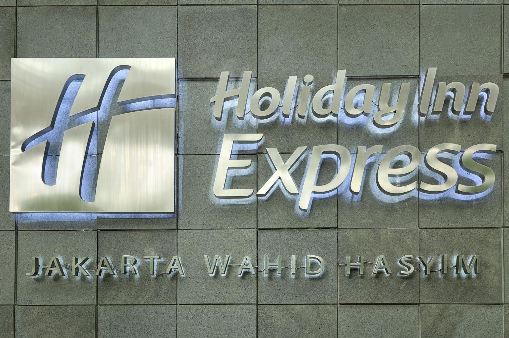 Holiday Inn Express Jakarta Wahid Hasyim By Ihg Exterior foto