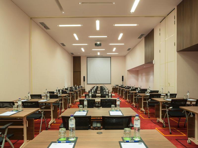 Holiday Inn Express Jakarta Wahid Hasyim By Ihg Exterior foto
